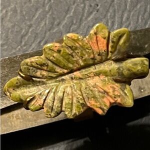 Brass ring with Leaf-Shape top.